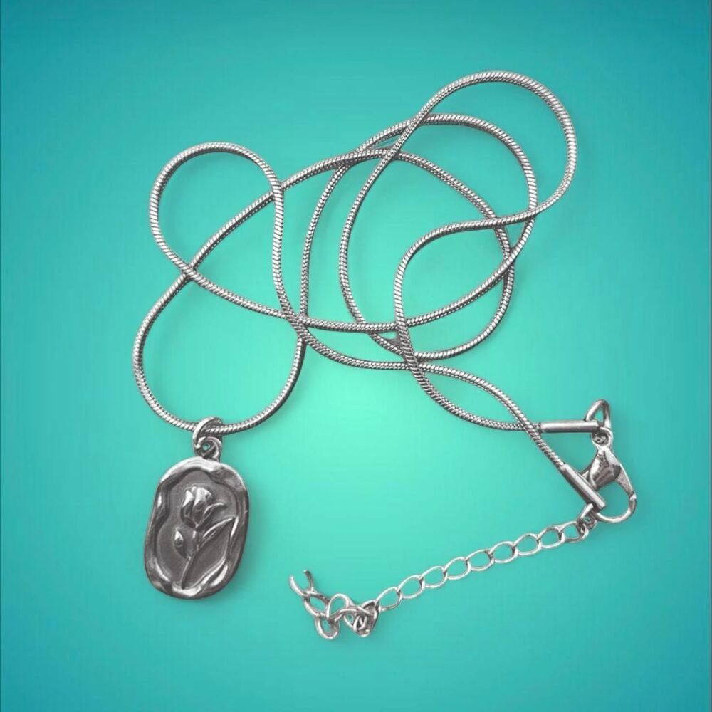 2000s style silver rose chain necklace🐰🪷